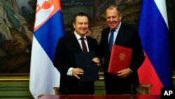 Russian Foreign Minister Sergei Lavrov (right) and Serbian Foreign Minister Ivica Dacic during a signing ceremony in Moscow on April 17