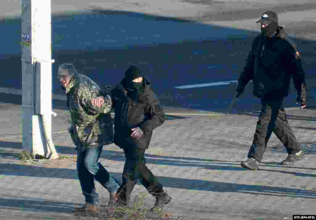 За даними правозахисників, найбільше затримань було в столиці Мінську, а також у Бресті, Гродні, Смолевичах, Вітебську. Деяких учасників протесту вже відпустили. Серед затриманих є неповнолітні. На фото:&nbsp;Поліція затримує чоловіка під час антиурядової акції в Мінську, Білорусь, 6 грудня 2020 року