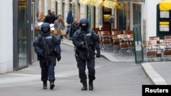 Вооруженные полицейские на улицах Вены после теракта 2 ноября 2020 года.
