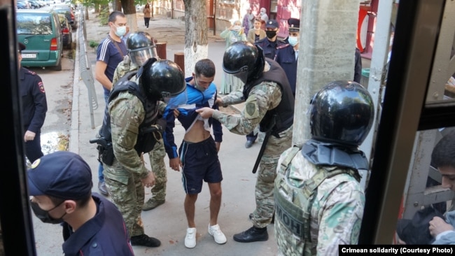 В Крыму прошли массовые задержания у здания ФСБ: как это было (+фото)