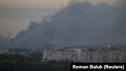 Nori de fum deasupra orașului Lviv, unde dronele și rachetele rusești au lovit un parc industrial în noaptea de 4-5 octombrie
