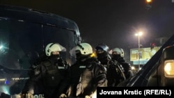 Kordoni i policijska vozila na protestu u Novom Sadu, 16. februar 2026.