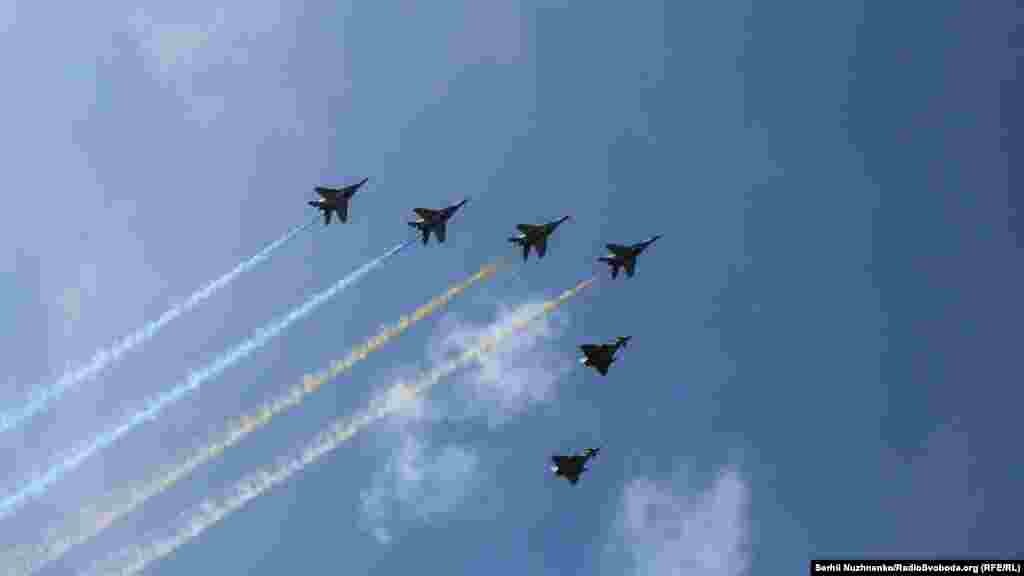 Фінальний акорд офіційного параду &ndash; літаки МІГ-29 розпилюють у небі кольори Державного Прапора України. Разом з ними пролітають Хрещатиком британські винищувачі Typhoon