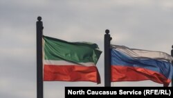 Флаги Чечни и России