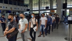 Узбекские трудовые мигранты в аэропорту Ташкента