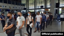 Мигранты из Узбекистана перед отъездом в Россию
