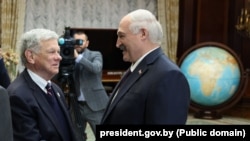Спэцыяльны пасланьнік прэзыдэнта ЗША Джон Коўл з Аляксандрам Лукашэнкам. Менск, 15 верасьня 2026 году. Ілюстрацыйнае фота 