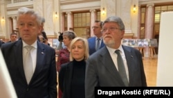 Članovi delegacije EU na čelu s izvestiocem tog tela za Srbiju Toninom Piculom u Skupštini Srbije gde je organizovana izložba o Jasenovcu tokom njihove posete, 23. januar 2026.