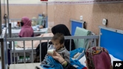 برخی از اطفال و مادران بیمار در یکی از شفاخانه ها