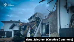 უკრაინის საგანგებო სიტუაციების სამსახურმა 23 დეკემბერს გაავრცელა რუსული რაკეტებითა და დრონებით შეტევის შედეგად კიევის ოლქში განადგურებული სახლის ფოტო