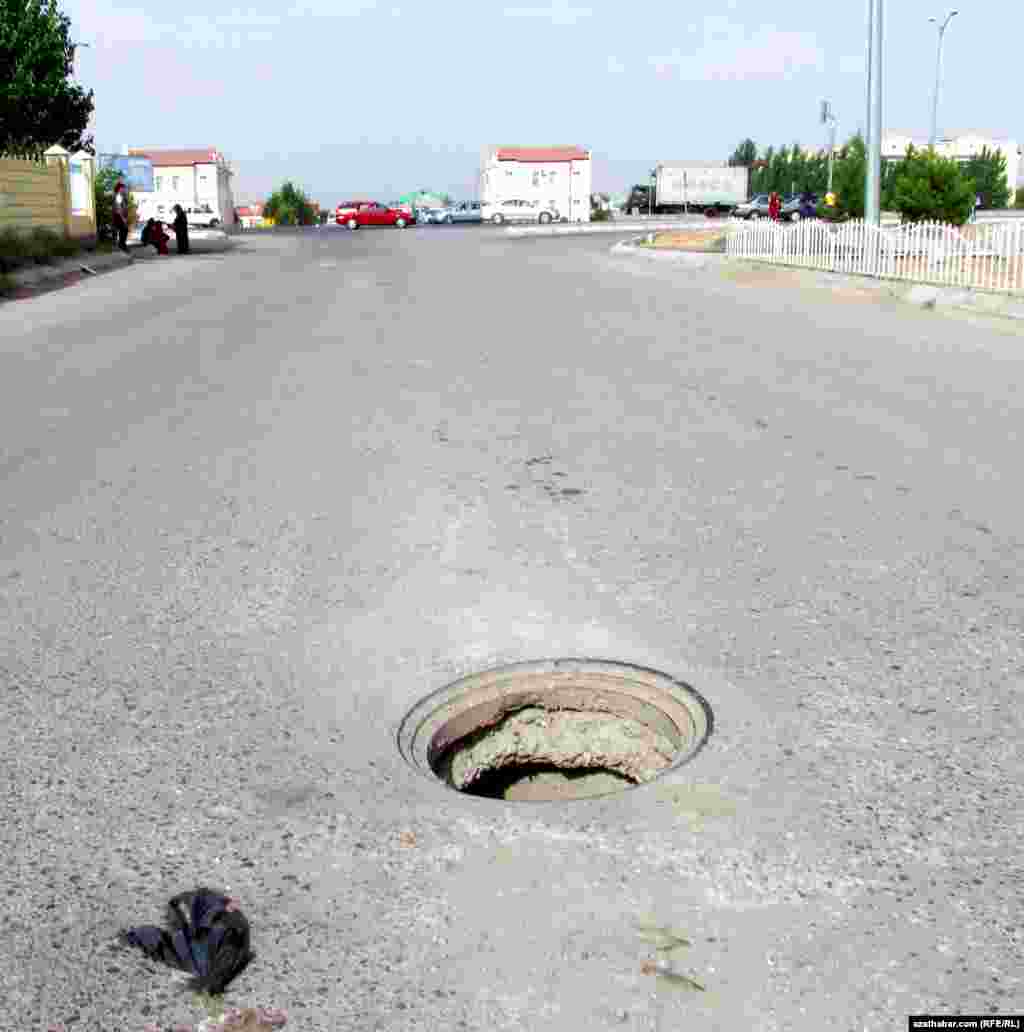 Çoganly şäherçesiniň köçelerinden biri. Çoganlynyň köçelerinde açyk lýuklar her ädimde gabat &nbsp;gelýär.