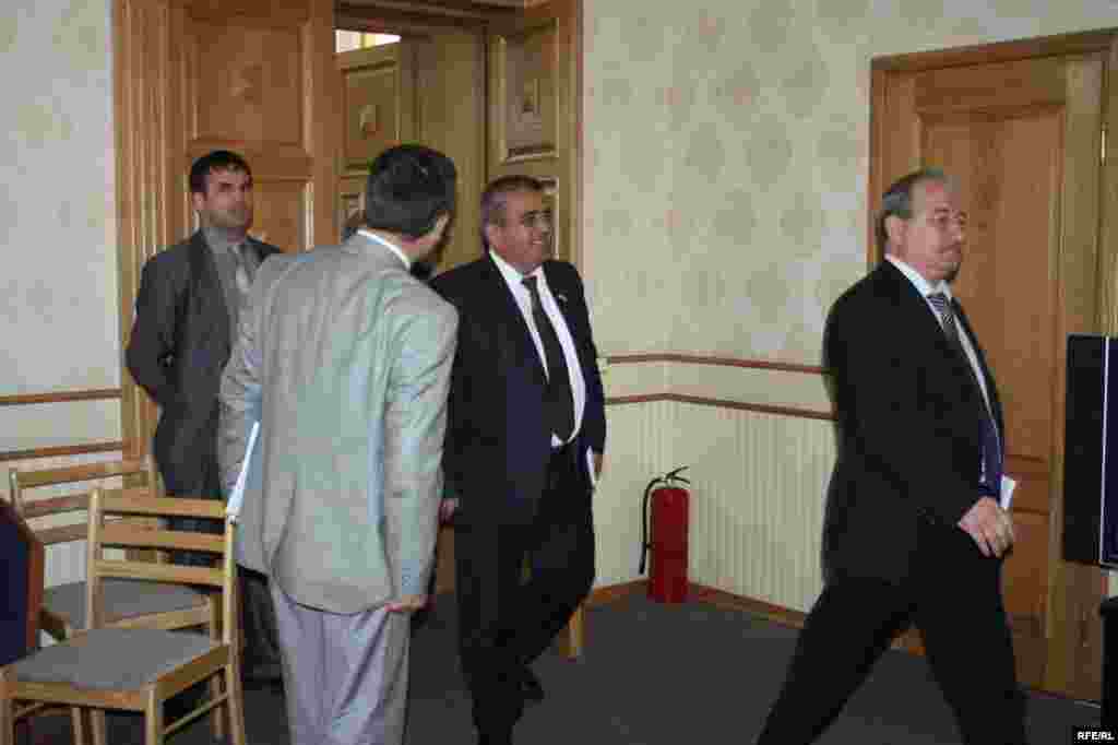 Он сӯи девори парлумон #102