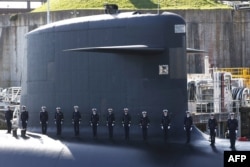 Soldații Marinei franceze, pe puntea unui submarin înaintea vizitei președintelui Franței la baza navală a submarinelor nucleare din Ile Longue, pe 2 martie 2026.
