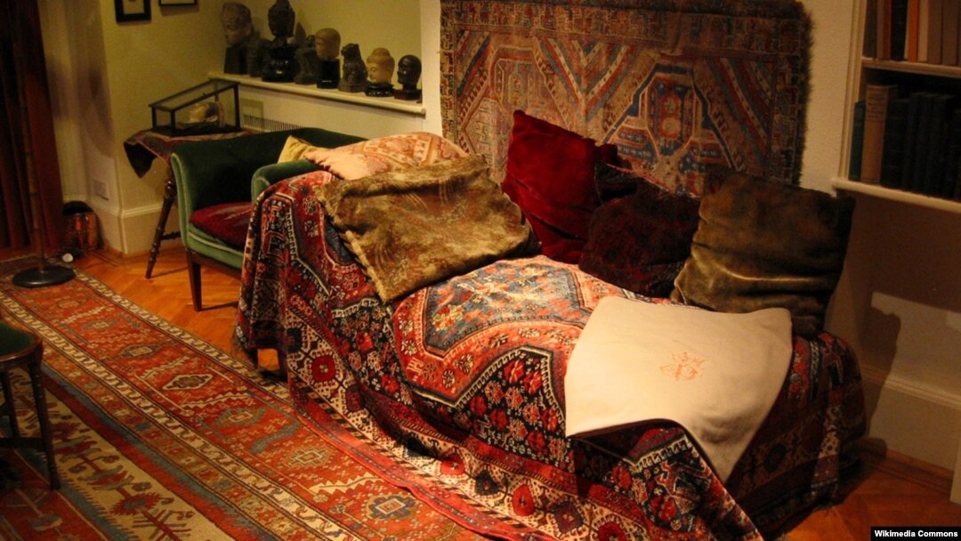 Divanul lui Freud, expus la Freud Museum în Londra.