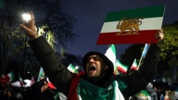 Simbolul Leului și Soarelui pe un drapel iranian la o demonstrație de solidaritate cu protestatarii din Iran. Londra, 11 ianuarie 2026. 