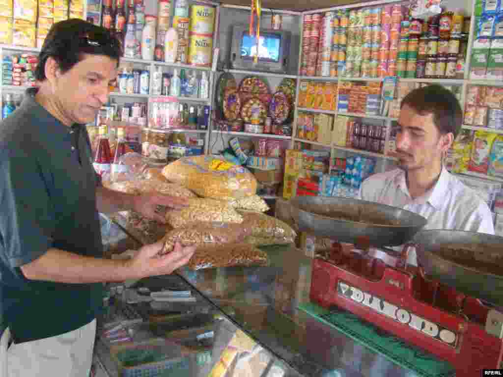 یو شمیر دکانداران وايي همدا یې د ګټې شپې ورځې دي