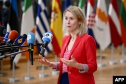 Високий представник ЄС Кая Каллас спілкується з пресою після прибуття на засідання Європейської ради в Брюсселі, Бельгія, 23 жовтня 2025 року