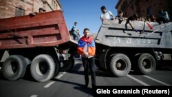 Еревандагы нааразылык акциясынын катышуучулары, 2-май, 2018-жыл. 

