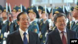 Премьер Госсовета КНР Вэн Цзябао и премьер-министр КР Жанторо Сатыбалдиев, Бишкек, 4 декабря 2012 года.