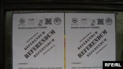Plakati za referendum, 22. lipanj 2010. Fotografije uz tekst: Enis Zebić