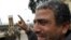 Një protestues anti-qeveritar duke qarë pas ndërhyrjes së ushtrisë për prishjen e barrikadave në sheshin Tahrir.