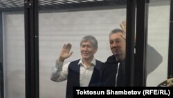 Алмазбек Атамбаев жана Фарид Ниязов сот залында. 2020-жылдын 23-декабры.