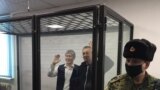 Алмазбек Атамбаев жана Фарид Ниязов сот залында. 2020-жылдын 23-декабры.