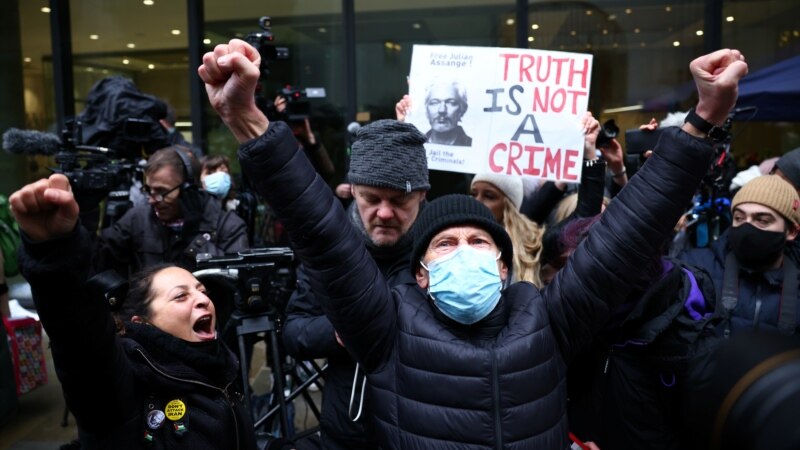 Британскиот суд одлучи: Асанж нема да биде екстрадиран во САД
