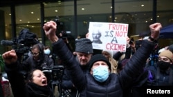 Emberek a londoni Old Bailey központi bűnügyi bíróság épülete előtt ünnepelnek, miután 2021. január 4-én a bíróság úgy döntött, nem adják ki Julian Assange-ot az Egyesült Államoknak.
