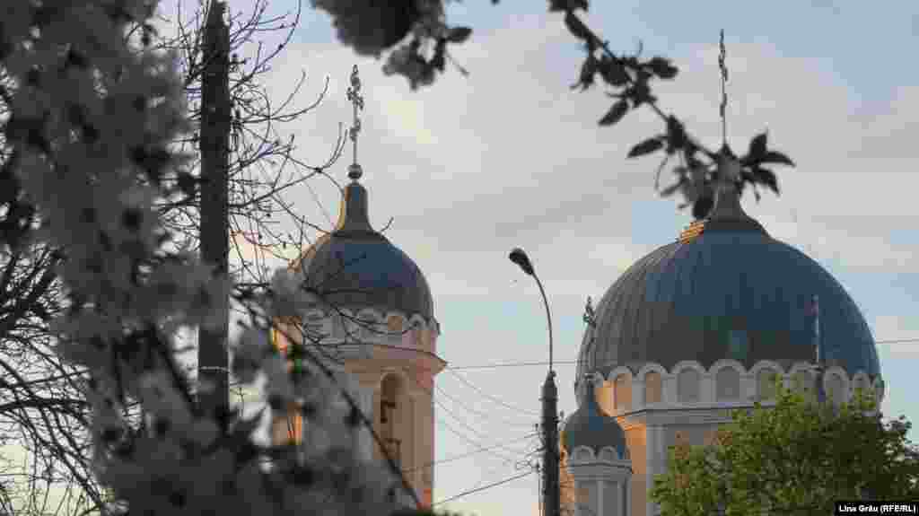 Cupola bisericii din curtea cimitirului Sfântul Lazăr din Chișinău.