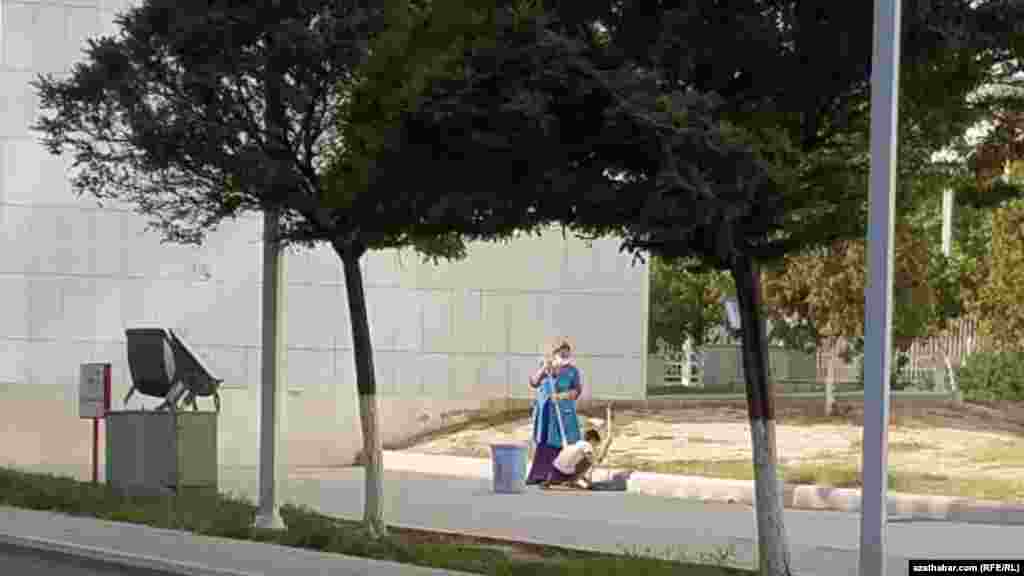 Gyşyn-ýazyn köçe süpürýän aýallar Aşgabadyň esasy aýratynlyklarynyň biri bolup galýar. 2021.&nbsp;