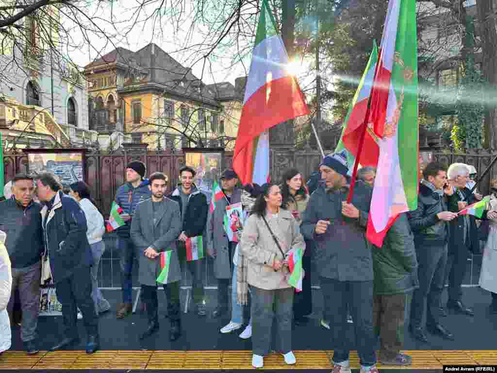 Accesul la internet în Iran este blocat de aproape 20 de zile, scrie Netblocks, agenția de supraveghere a drepturilor digitale.Ca răspuns la întrebarea unui reporter despre motivul întreruperii continue a internetului în Iran, Fatemeh Mohajerani, o purtătoare de cuvânt a guvernului de la Teheran, a declarat că este necesar să „se păstreze vieți omenești”. Ea nu a oferit nicio explicație suplimentară, scrie RFE/RL.Organizațiile pentru drepturile omului afirmă că întreruperea internetului în Iran înseamnă nu numai pierderi economice uriașe, ci și, mai ales, că nu este posibilă obținerea de informații și statistici exacte despre persoanele ucise, rănite și deținute.