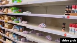 Полиці з продуктами в супермаркеті «Ашан» у Сімферополі, червень 2026 року