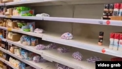 Полки с продуктами в супермаркет Ашан, Симферополь, июнь 2026 г. Скриншот с видео