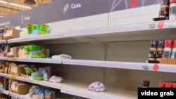 Полиці з продуктами в супермаркеті «Ашан», Сімферополь, червень 2026 року