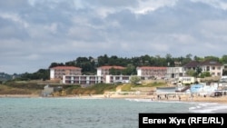 База отдыха имени Мокроусова в Севастополе – на заднем плане