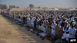 Afghan refugees near Peshawar, Pakistan, offer Eid al-Adha prayers. (file photo)