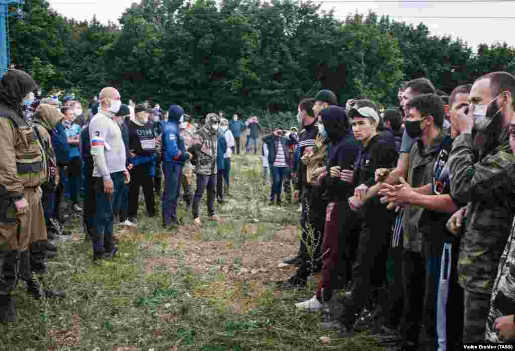 Сторонники Башкирской содовой компании и протестующие против ее планов по добыче известняка стоят лицом к лицу. 15 августа.