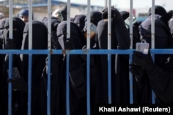 Žene na kapiji kampa Al-Hol nakon što je sirijska vlada preuzela kontrolu nad njim nakon povlačenja Sirijskih demokratskih snaga (SDF), 21. januar 2026.