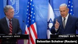 Kryeministri izraelit, Benjamin Netanyahu (djathtas) dhe Këshilltari amerikan për Siguri Kombëtare, John Bolton.