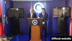 Претседателот на ДУИ на работна средба во седиштето на ДУИ во Тетово, го пречека лидерот на СДСМ, Зоран Заев. - Архива