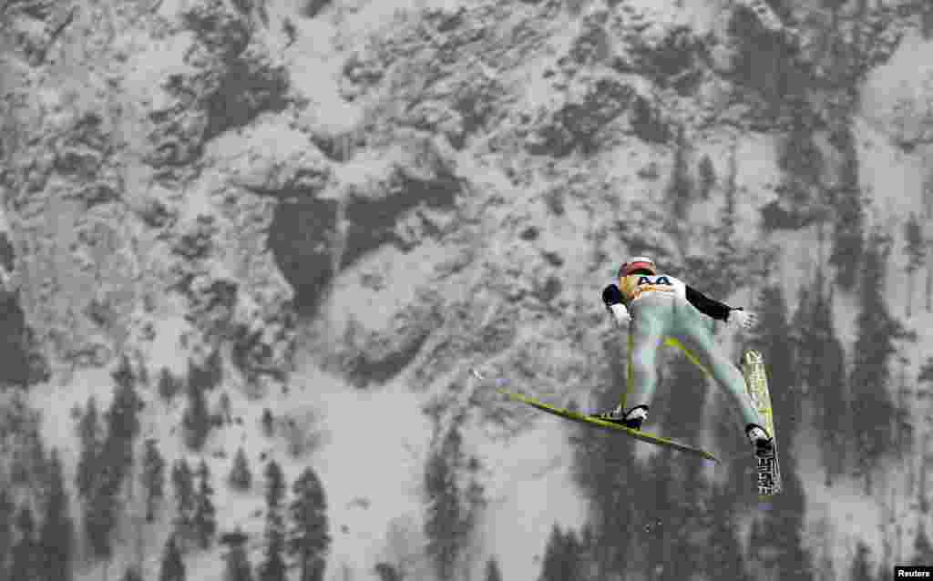 O femeie este salvată din mașina sa prinsă de o viitură &icirc;n suburbia Chalandri, Atena, Grecia, 22 februarie 2013.