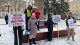 Өскеменде он шақты адам экология мәселесі бойынша митинг өткізіп тұр. 24 қараша, 2024 жыл. 