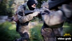 Српски тинејџери учествуваат во парамилитарен тренинг на младински патриотски камп во Златибор. 