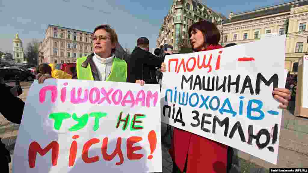 30 березня у соціальних мережах з&#39;явилась інформація про те, що Київська міська адміністрація має намір побудувати багаторівневий підземний паркінг під Михайлівською площею. Активісти вийшли протестувати проти цих планів міста.&nbsp;В міському кадастрі вже зафіксовано намір продажу Михайлівської площі у приватну власність. Такі наміри будівництва підтвердив і радник міського голови Павло Рябікін