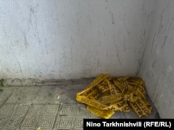 სადარბაზო, სადაც ექიმებმა ლუკა დარასელია დაჭრილი ნახეს. ფოტო გადაღებულია 2025 წლის 25 აგვისტოს