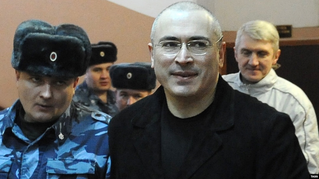 Михаила Ходорковского и Платона Лебедева ведут на встречу с прокурором Лахтиным.