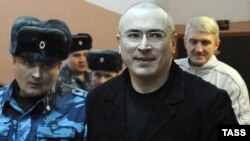 Михаил Ходорковский и Платон Лебедев под плотной охраной.