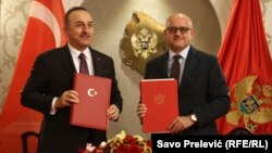 Ministri i Jashtëm i Turqisë, Mevlut Cavusoglu dhe ministri i Jashtëm i Malit të Zi, Sërgjan Darmanoviq.