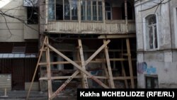 Невозможно угадать, в какой момент обрушится здание, которое по нормам безопасности должно было быть выведено из эксплуатации еще пару десятков лет назад. А таких домов в Старом Тбилиси немало